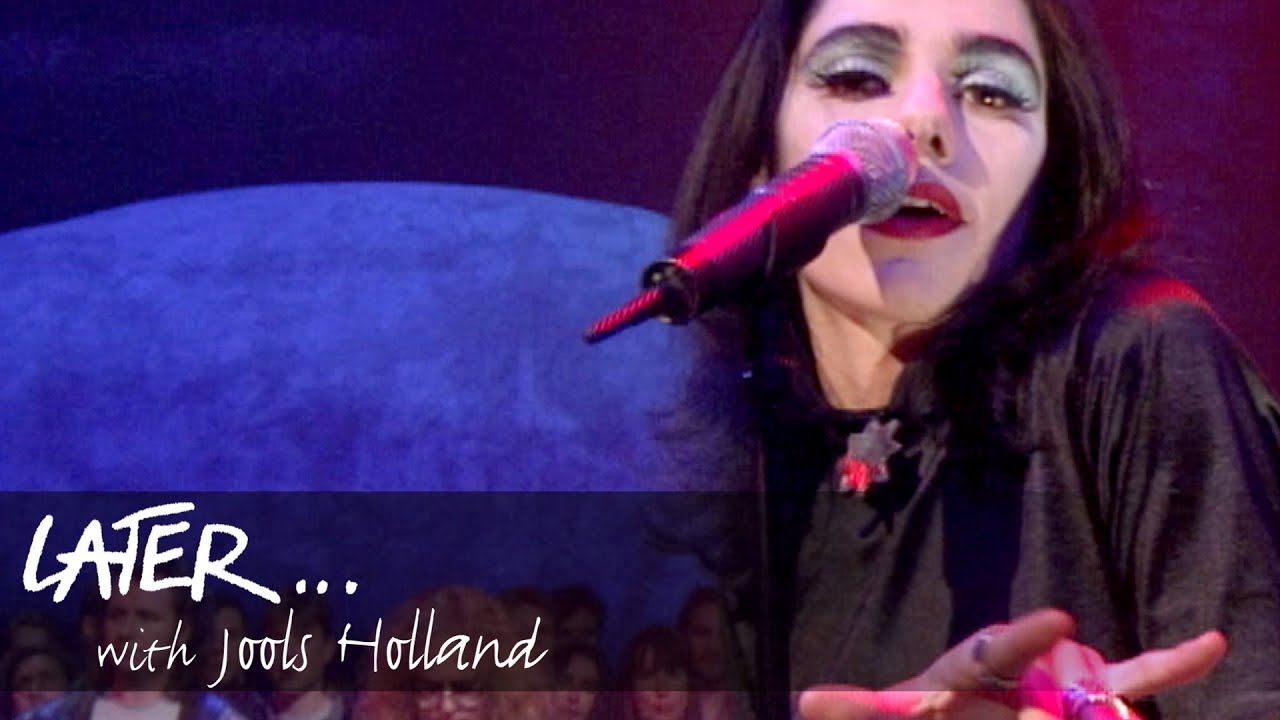 PJ Harvey- Down by the Water (live)+povratak